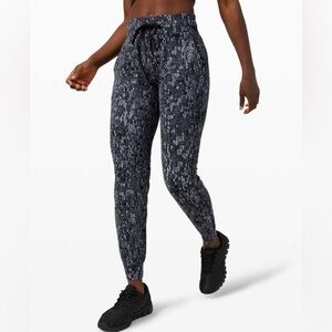 Lululemon Ready to Rulu Jogger 29"
Eventide Jacquard Spray Dye size 4